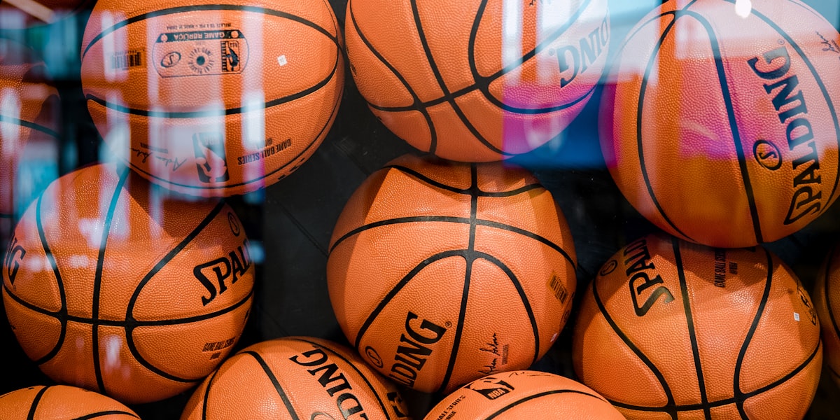 未来体育直播概念图 - 多屏互动、虚拟现实与实时数据结合的沉浸式观赛场景